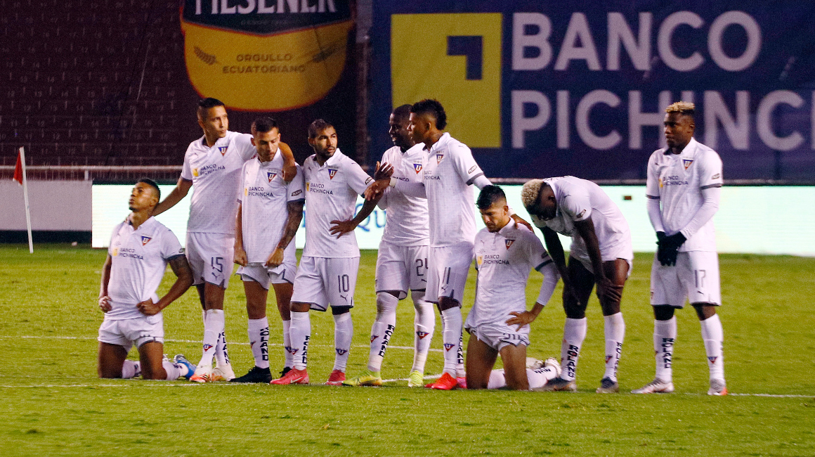 El plantel de Liga de Quito, nervioso durante los penales que definían el título 2020 ante Barcelona.