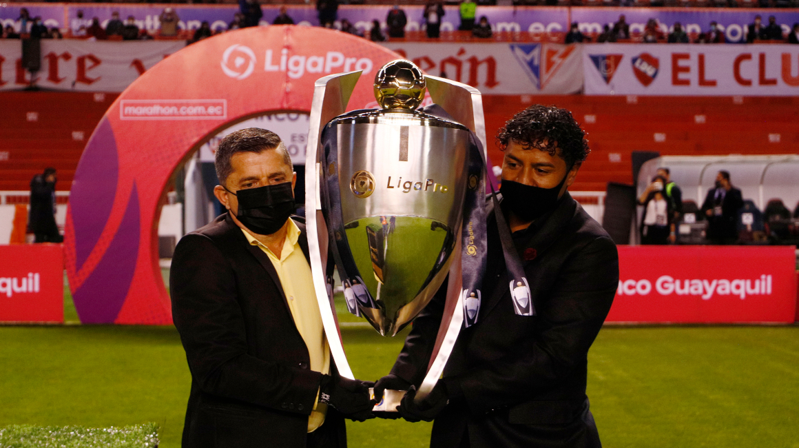Claudio Alcívar, exfutbolista de Barcelona, y Franklin Salas, referente de Liga, ingresaron a la cancha del estadio Rodrigo Paz con el trofeo de la LigaPro.