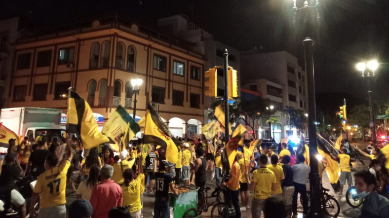 Hinchas de Barcelona celebran la estrella 16 en las calles de Guayaquil, el 29 de diciembre de 2020.
