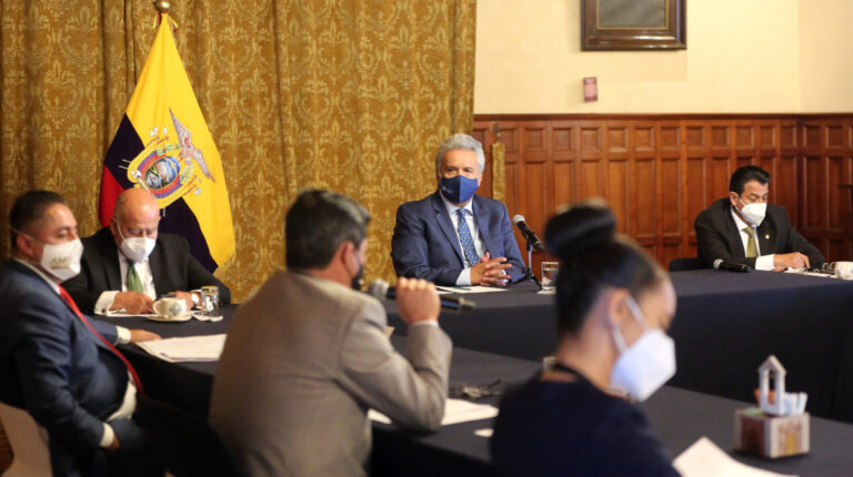 El presidente Lenín Moreno y el ministro de Finanzas, Mauricio Pozo (izquierda) lideraron una reunión con representantes de los Gobiernos Seccionales, el 1 de diciembre de 2020.