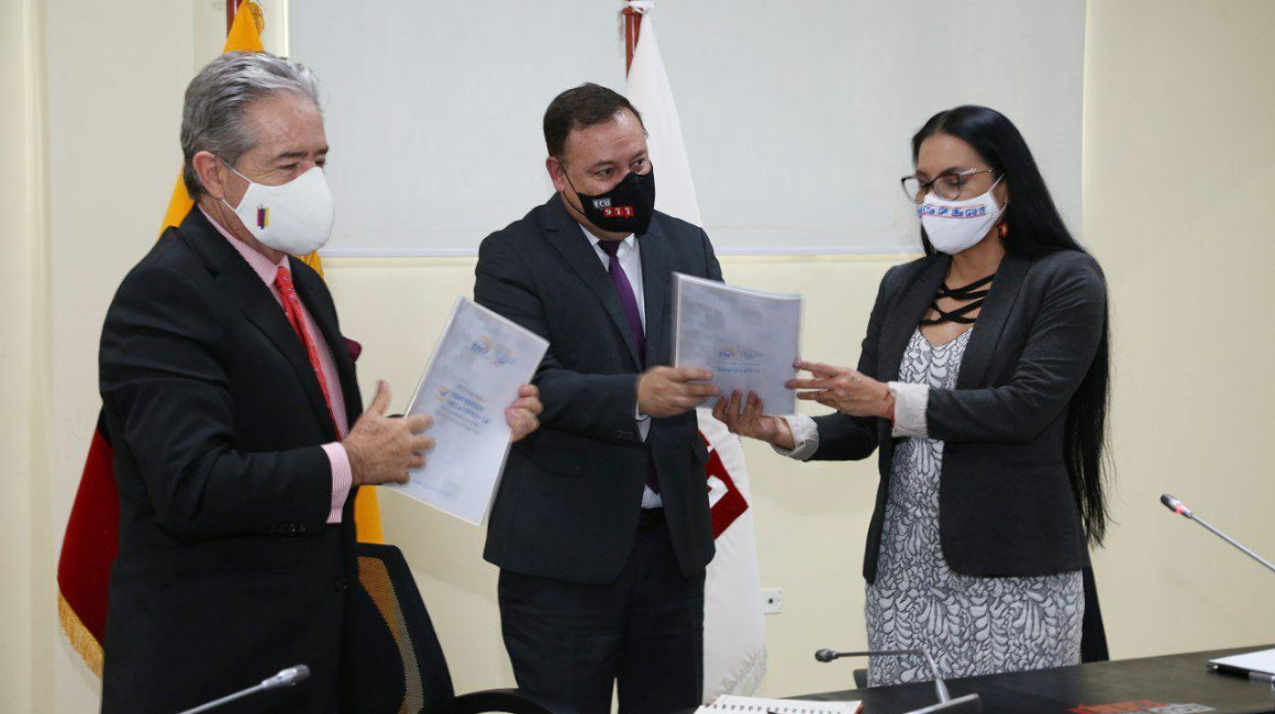 La presidenta del CNE, Diana Atamain, entregó el protocolo de campaña electoral al director del ECU911, Juan Zapata, y al ministro de Salud, Juan Carlos Zevallos, el 22 de diciembre de 2020.