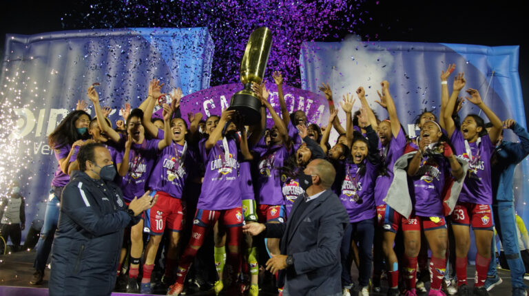 Las jugadoras de El Nacional festejan el título de la Superliga femenina 2020, el lunes 21 de diciembre.