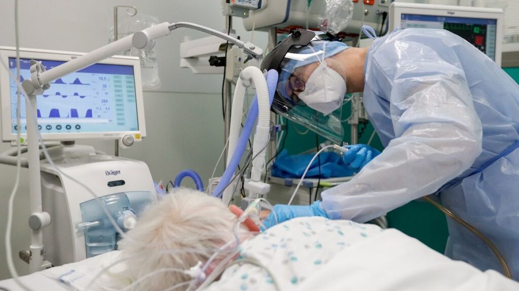 Una mujer fallece en Bélgica tras contagiarse con dos variantes de Covid-19