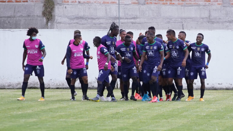 Los jugadores del Guayaquil Sport celebran el gol de Washington Vera, en la final ante Cumbayá FC, el sábado 19 de diciembre de 2020.