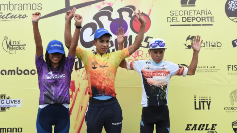 Marcela Peñafiel, Anthony Carapaz y Nixon Rosero vencedores en la Etapa 1 del Tour de la Juventud, el jueves 17 de diciembre de 2020.