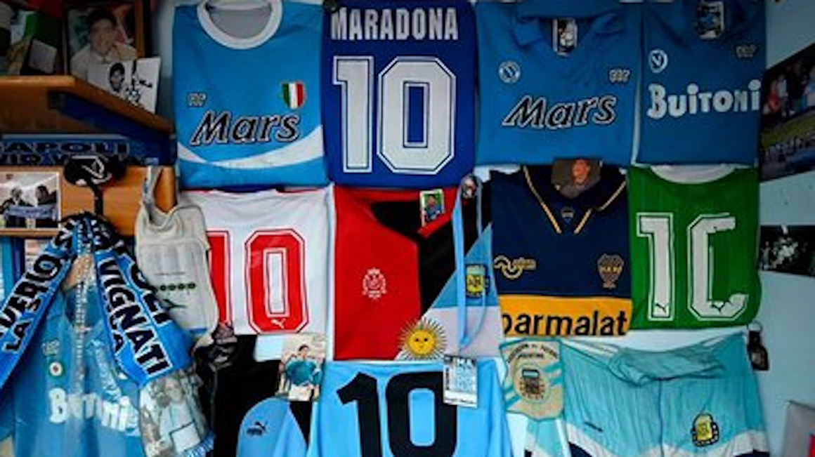 Camisetas exhibidas en el museo de Diego Maradona en Italia.