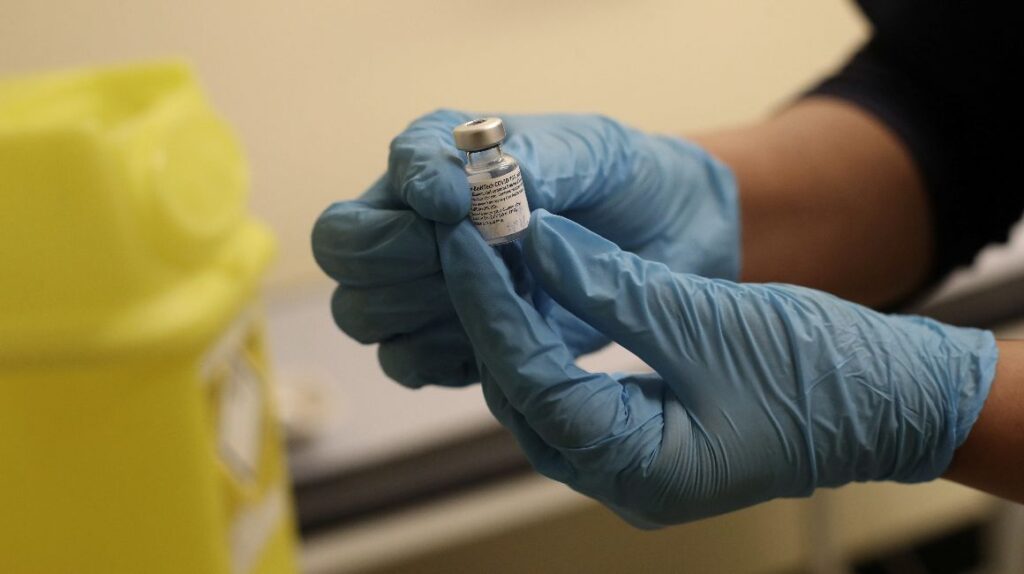 Pfizer dice que “probablemente” sea necesaria tercera dosis de la vacuna