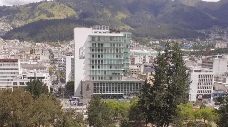 Una vista panorámica del edificio matriz del IESS, en el centronorte de Quito, el 11 de diciembre de 2020.