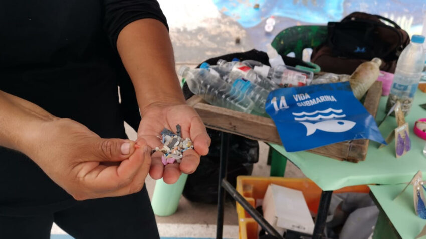 Una activista de Más Galápagos muestra los microplásticos recogidos en el mar, en medio de varios desechos encontrados por los pescadores en Galápagos, el 18 de noviembre de 2020.