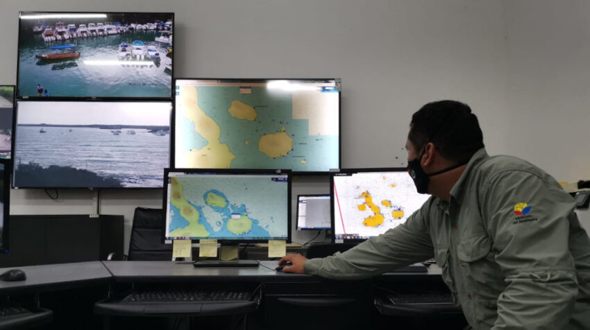 El personal del Parque Nacional Galápagos (PNG) muestra el monitoreo y vigilancia de la Reserva Marina, el 18 de noviembre de 2020.