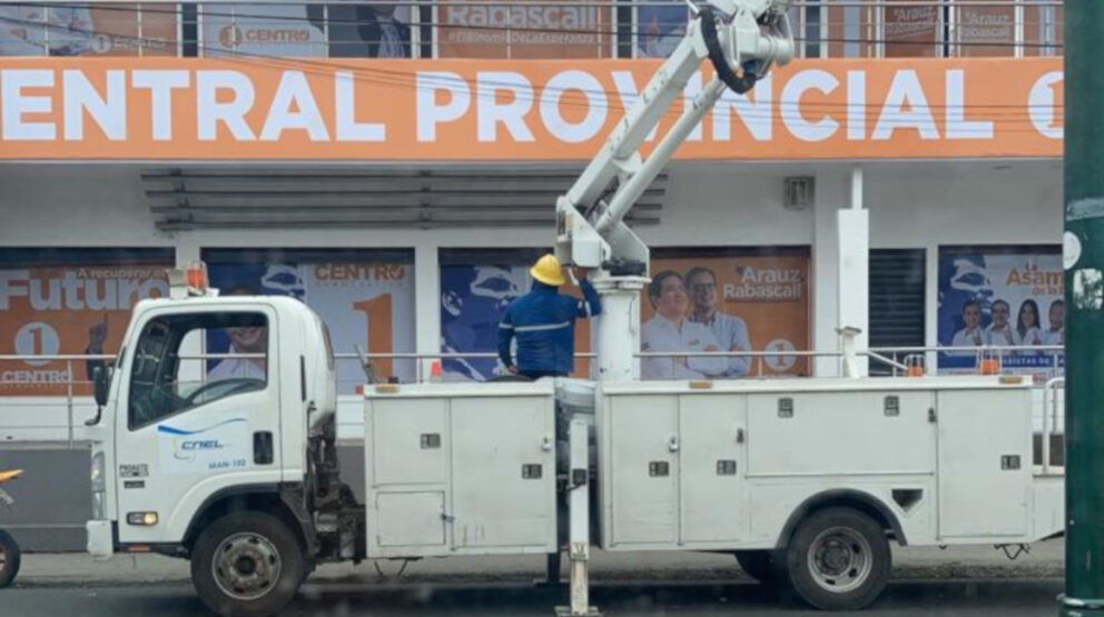 Un vehículo de CNEL fue usado para instalar una valla del partido Centro Democrático, en Manabí, el 10 de diciembre de 2020.