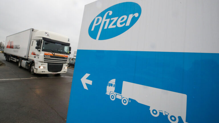 Camión refrigerado de Pfizer en la planta de la empresa en Puurs, Bélgica.