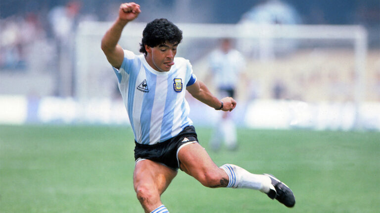 Diego Armando Maradona, capitán de la selección argentina, con la camiseta de la 'albiceleste' en 1986.