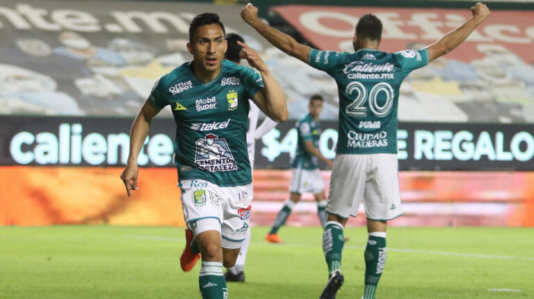 Ángel Mena festeja después de anotar ante Puebla durante el juego de vuelta de los cuartos de final del torneo mexicano, celebrado el 28 de noviembre de 2020 en el estadio Nou Camp, en la ciudad de León en el estado de Guanajuato (México).