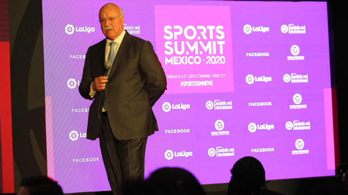 El presidente ejecutivo de la Liga MX, Enrique Bonilla, habla durante el Sports Summit, un encuentro de la industria deportiva en Ciudad de México, el 27 de febrero de 2020. Los clubes mexicanos buscan retornar a las Copas Libertadores y Sudamericana.