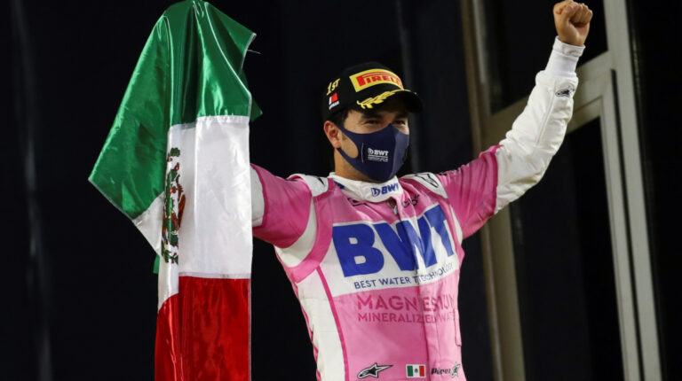 Sergio Pérez con la bandera de México, después de su victoria en el GP de Sakhir, el domingo 6 de diciembre de 2020.