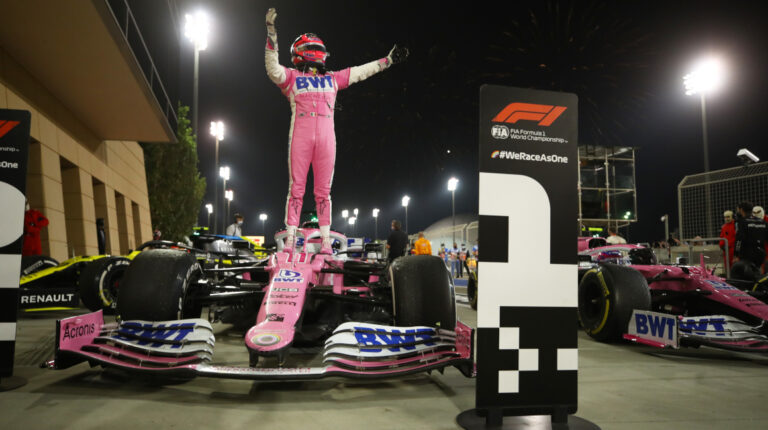 El mexicano 'Checo' Pérez festeja su triunfo en el Gran Premio de Sakhir, el domingo 6 de diciembre de 2020.