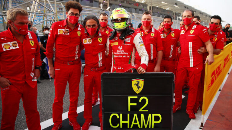 El piloto alemán Mick Schumacher, del Prema Powerteam Racing, celebra el título de la Fórmula 2 después de la Carrera Sakhir Sprint de la Ronda 12 del Campeonato en el Circuito Internacional de Baréin cerca de Manama, el 6 de diciembre de 2020.