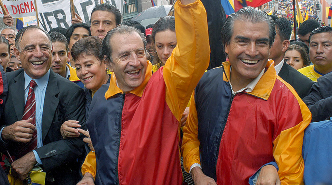 De izquierda a derecha: Paco Moncayo, Rodrigo Borja y Guillermo Landázuri en una marcha 'Por la Democracia', el 16 de febrero de 2015.