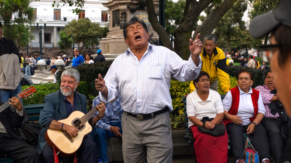 Un señor canta acompañado de dos guitarristas en la Plaza Grande, el 9 de septiembre de 2015.