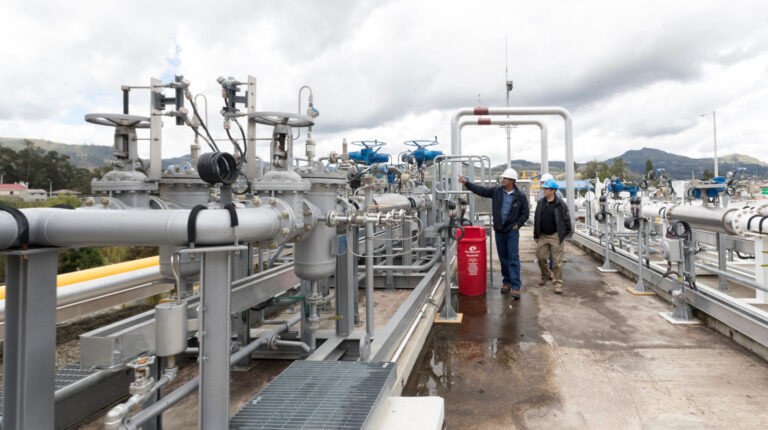 Funcionarios de Petroecuador durante un recorrido por las instalaciones del Poliducto Pascuales Cuenca, el 18 de mayo de 2018.