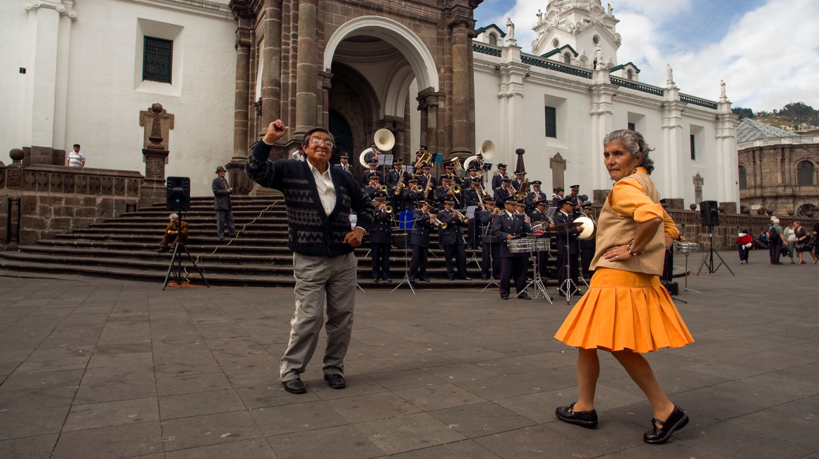 Una pareja baila con la música de una banda de pueblo al pie de La Catedral de la ciudad, el 3 de febrero de 2020.