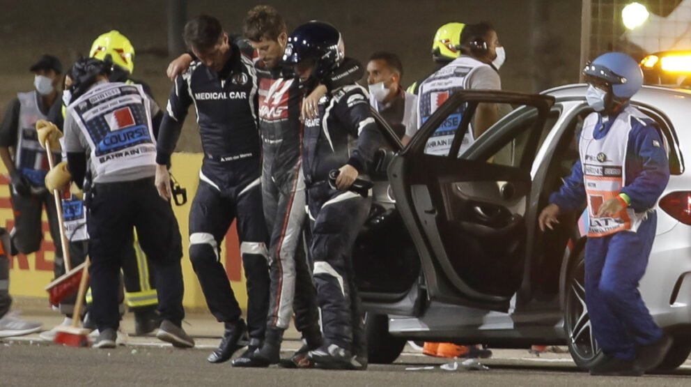 El piloto francés de Fórmula 1 Romain Grosjean del Haas F1 Team es escoltado desde el lugar del accidente durante el inicio del Gran Fórmula Uno de Bahréin, el 29 de noviembre de 2020.