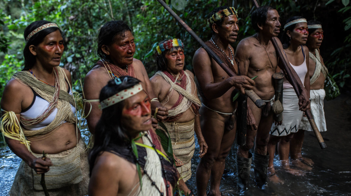 La lideresa indígena, Nemonte Nenquimo, (segunda de la derecha), junto a miembros de la comunidad Waorani