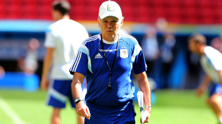 El entrenador Alejandro Sabella dirige una práctica de Argentina, el viernes 4 de julio de 2014, en el Estadio Nacional de Brasilia (Brasil).