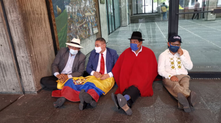 El 1 de diciembre de 2020, cuatro alcaldes del país se declararon en huelga de hambre indefinida. Ellos permanecen en las afueras del Municipio de Quito.