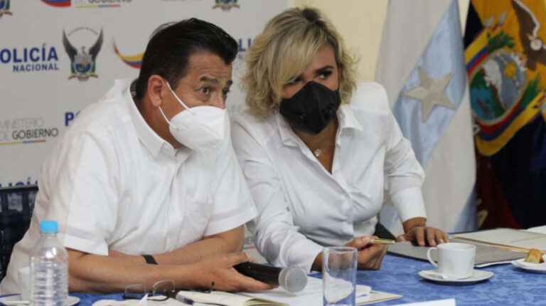 El ministro de Gobierno, Patricio Pazmiño, y Cynthia Viteri, alcaldesa de Guayaquil, reunidos en esa ciudad.