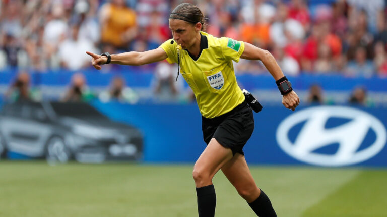 La francesa Stéphanie Frappart pita un penal durante la final de la Copa Mundial de la FIFA Femenina 2019, entre Estados Unidos y Holanda, el 7 de julio de 2019, en Lyon (Francia).
