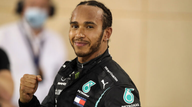 Lewis Hamilton celebra su triunfo en el Gran Premio de Bahrain, el 29 de noviembre de 2020.