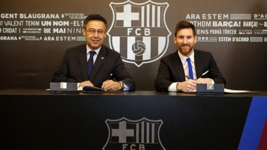 Josep Maria Bartomeu y Lionel Messi, en la firma de la renovación del contrato del jugador argentino en 2017.