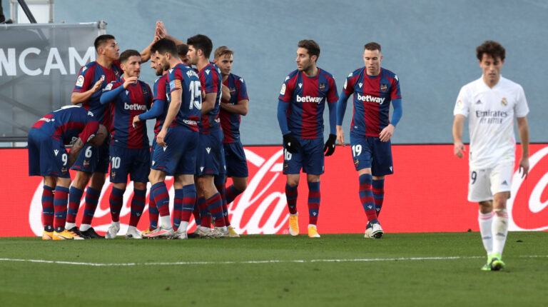 Los jugadores del Levante celebran el gol de Roger Martí contra el Real Madrid, durante el partido de la jornada 21 de La Liga española, disputado el sábado 30 de enero de 2021 en el estadio Alfredo Di Stéfano en Madrid.
