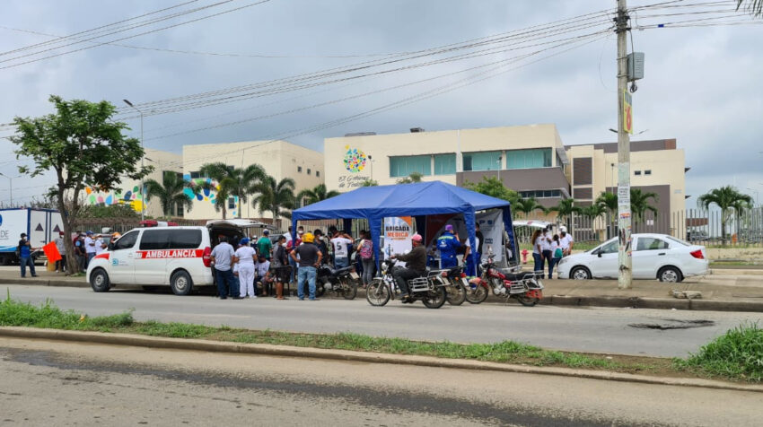 Militantes de Unión por la Esperanza se ubicaron afuera del Hospital Monte Sinaí, en Guayaquil, con una brigada médica, el 28 de enero de 2021.