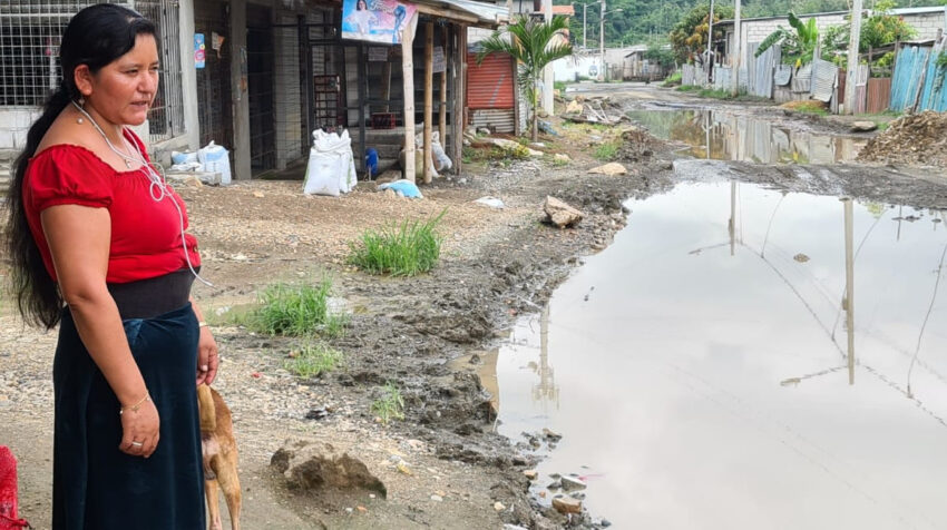 María Chuto, dueña de una tienda en la segunda etapa de Voluntad de Dios, muestra las calles inundadas el 28 de enero de 2021.