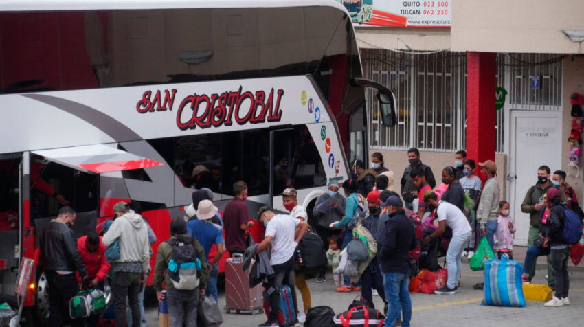 Grupos de migrantes venezolanos recogen su equipaje, en la terminal de autobuses de Tulcán, el 27 de enero de 2021.