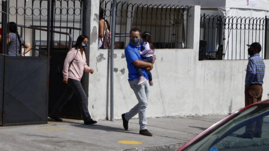 Padres de familia reclaman falta de las principales vacunas para niños