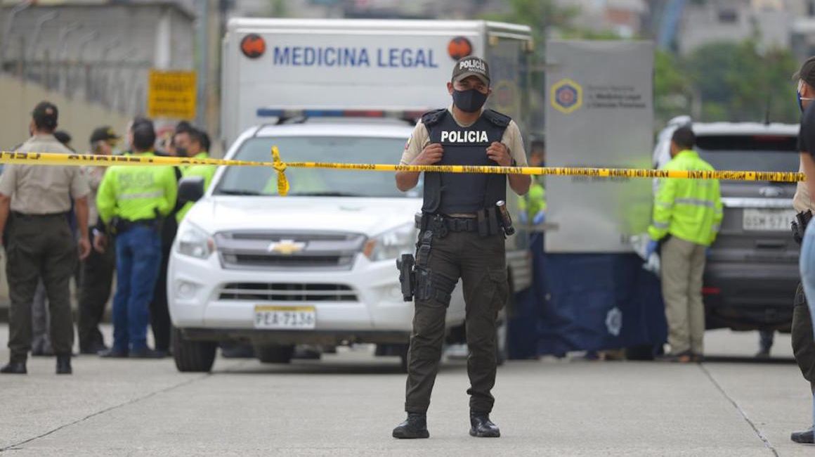 La Policía Nacional durante el operativos tras un asesinato la mañana del 27 de enero de 2021, en la ciudadela Mirador del Norte, en Guayaquil.