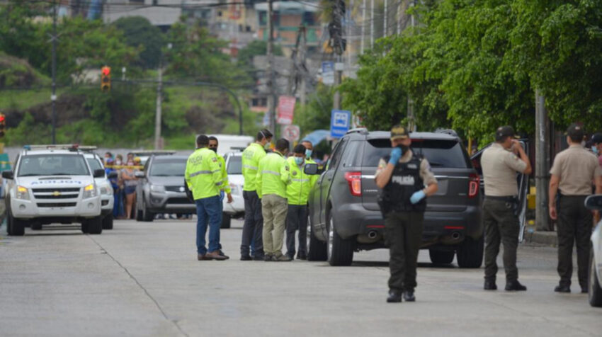 Agentes revisan el vehículo en el que se transportaba el conductor de televisión Efraín Ruales el 27 de enero de 2021.
