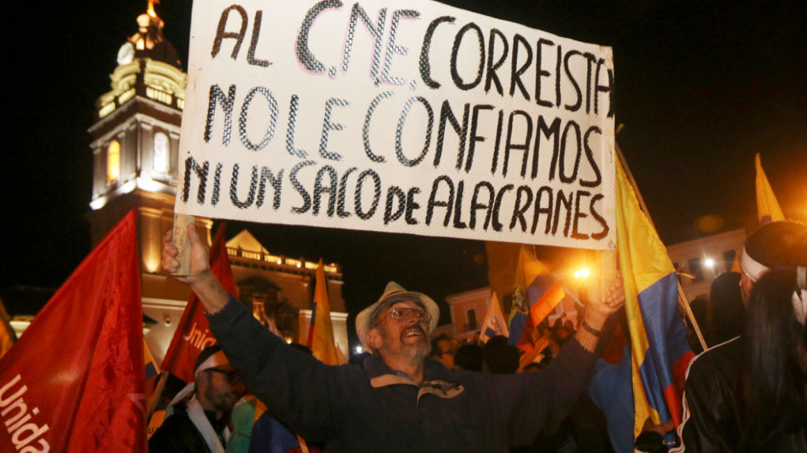 Un manifestante muestra un cartel durante una marcha en apoyo al candidato  Guillermo Lasso, el viernes 7 de abril de 2017.