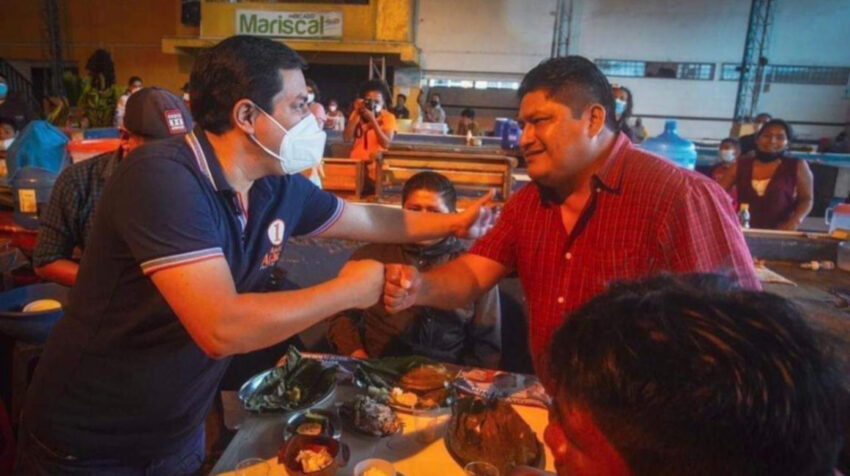 Encuentro entre el candidato Andrés Arauz y el presidente de la Conaie, Jaime Vargas, en un mercado en Puyo, el 24 de enero de 2021.