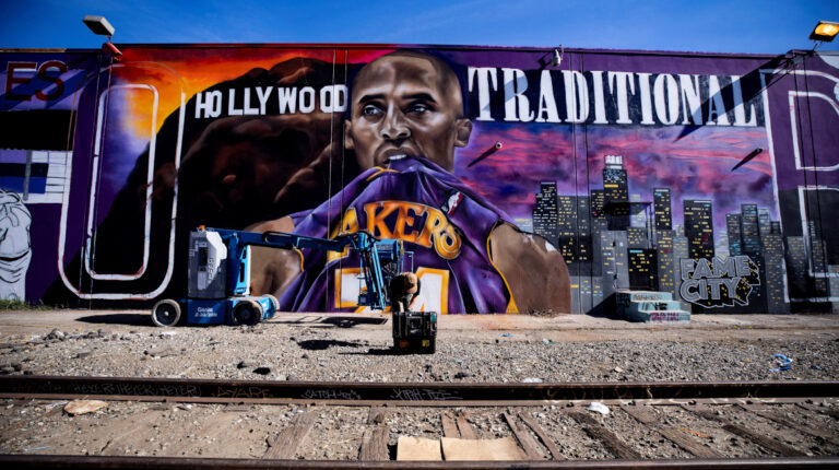 La artista callejera Ladie One trabaja en un mural de 56 metros, que celebra a la leyenda del baloncesto Kobe Bryant en Los Angeles, California, Estados Unidos, el 15 de enero de 2021.