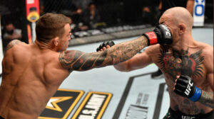 Dustin Poirier conectando un golpe a Conor McGregor en el UFC 257, el domingo 24 de enero de 2021.