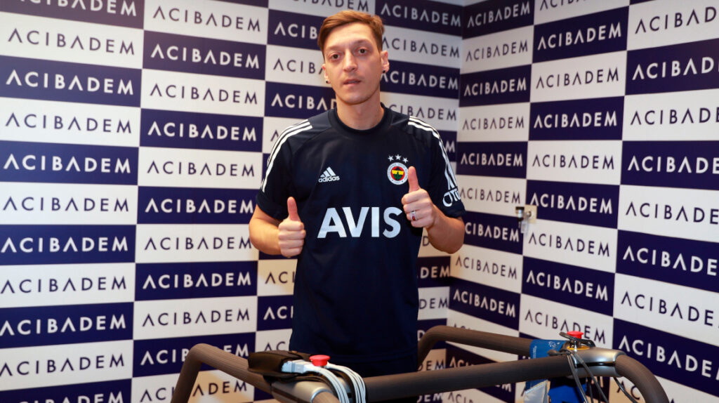 Mesut Özil firma con el Fenerbahçe y será compañero de Enner Valencia