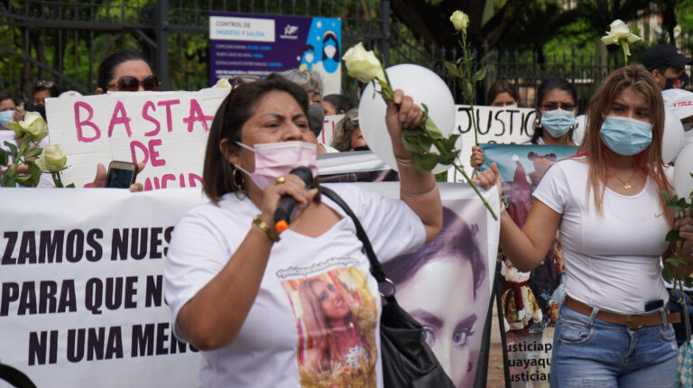 Kathy Muñoz, madre de Lisbeth Baquerizo, protesta para exigir celeridad en el caso del femicidio en contra de su hija, el 23 de enero de 2021.