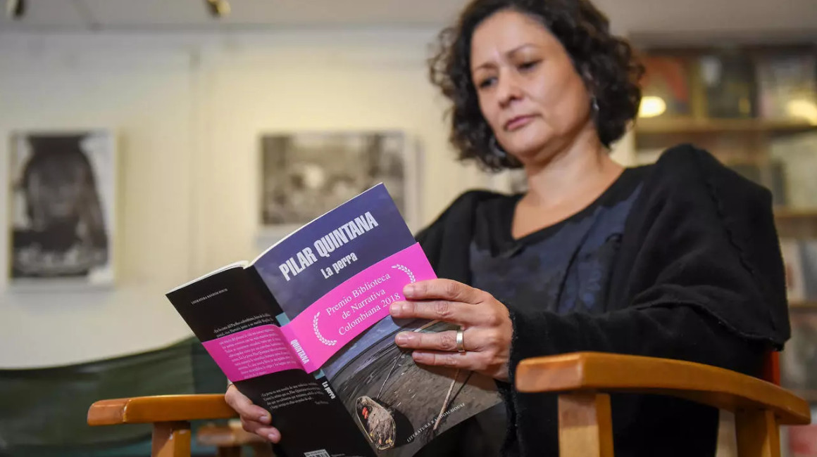 La escritora colombiana Pilar Quintana ofrece una entrevista a la AFP en Bogotá el 24 de febrero de 2018.