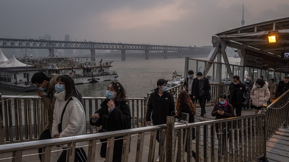 Varias personas pasean junto al muelle de Wuhan, el 23 de enero de 2021.