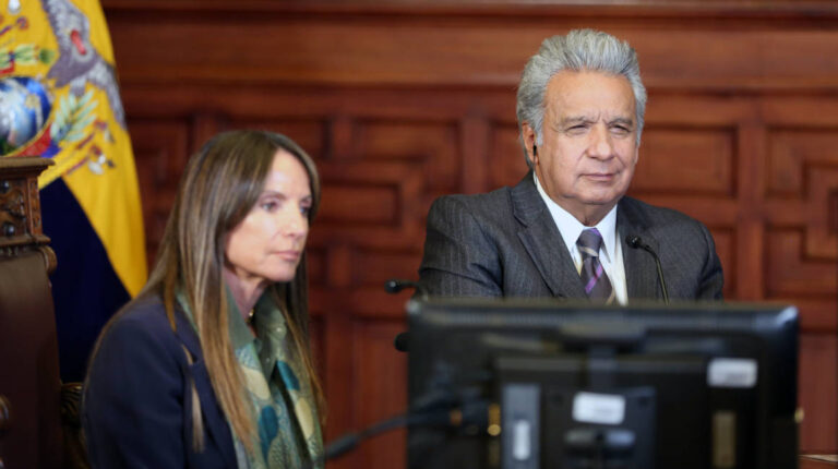 El presidente Lenín Moreno y la secretaria de Comunicación, Caridad Vela, durante la firma de un convenio entre Ecuador y el DFC de Estados Unidos